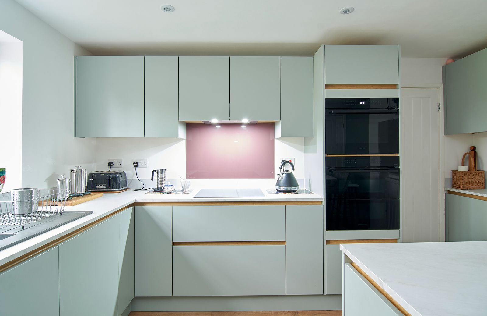 Green Lane Light and Bright Handleless Kitchen (6) Green Lane Light and Bright Handleless Kitchen (6)
